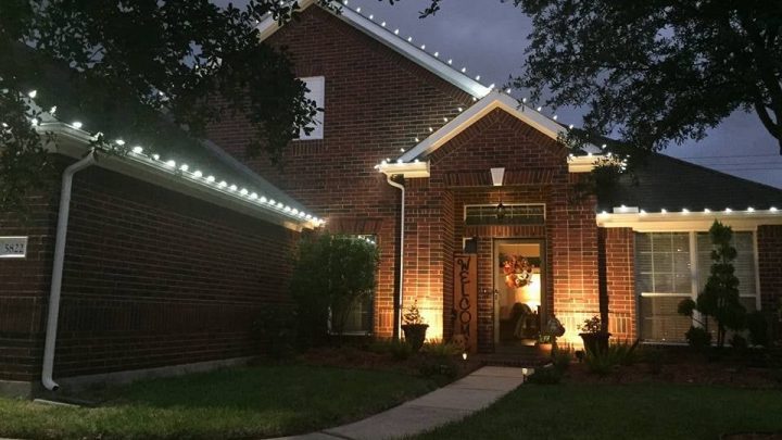 We install Christmas lights & holiday decorations for homeowners in Clear Lake, Pearland, Friendswood, South Belt-Ellington, Pasadena, & more!